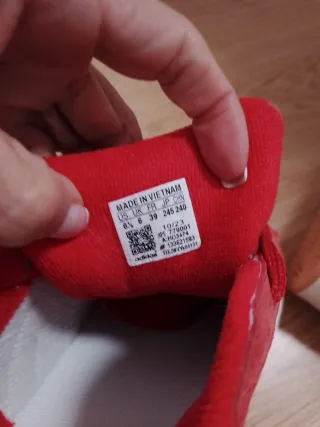 Zapatillas Rojas nuevas, no usadas me está grande