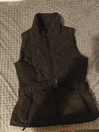 Chaleco Zara negro acolchado cinturón