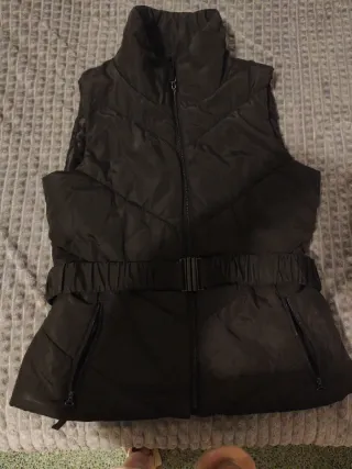 Chaleco Zara negro acolchado cinturón