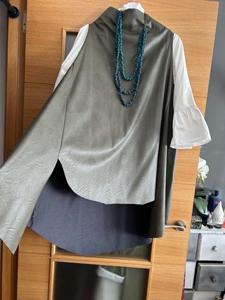 Chaleco/vestido polipiel verde con collar