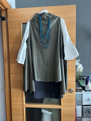 Chaleco/vestido polipiel verde con collar