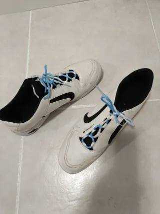 P.Zapatillas Artemgo Blancas y Azules, del 48.