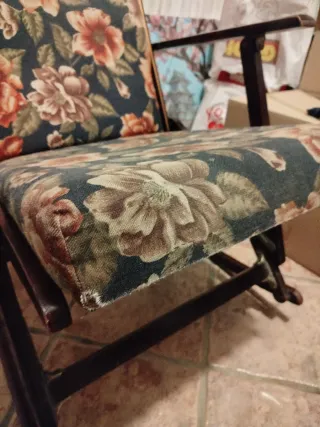 Mecedora de madera con estampado floral