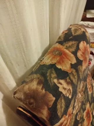 Mecedora de madera con estampado floral