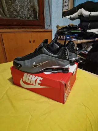 Nike Shox R4 Scarpe Uomo Nero Grigio