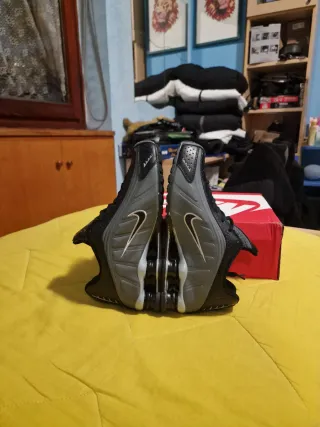 Nike Shox R4 Scarpe Uomo Nero Grigio