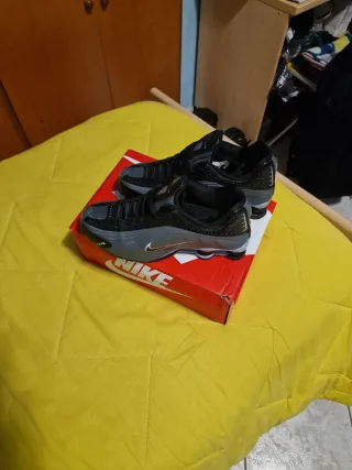 Nike Shox R4 Scarpe Uomo Nero Grigio