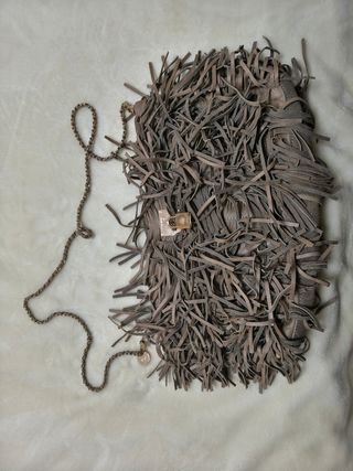 Bolso de flecos con cadena y cierre dorado