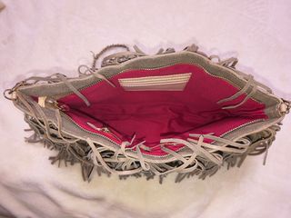 Bolso de flecos con cadena y cierre dorado