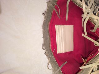 Bolso de flecos con cadena y cierre dorado