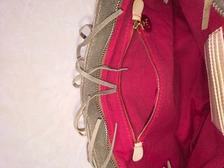 Bolso de flecos con cadena y cierre dorado