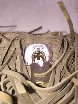 Bolso de flecos con cadena y cierre dorado