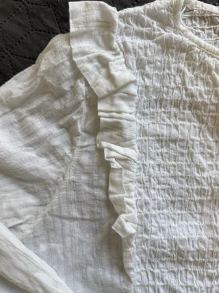 Blusa blanca con volantes