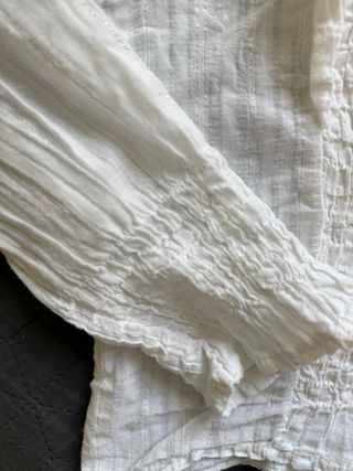 Blusa blanca con volantes