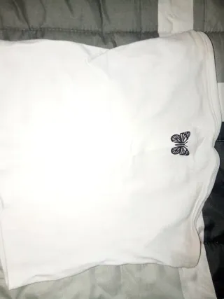 Top bianco con farfalla