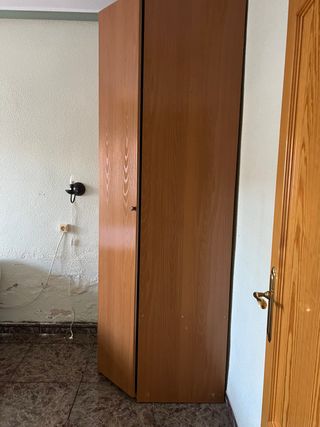 Armario esquinero de madera