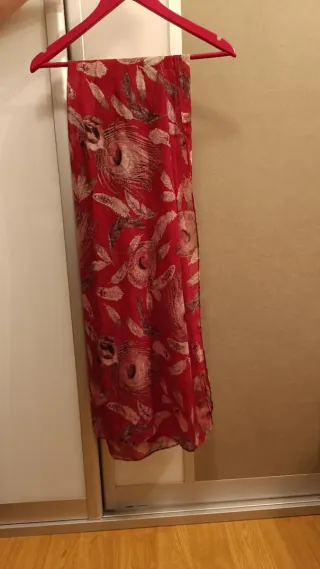 Pañuelo estampado plumas burdeos