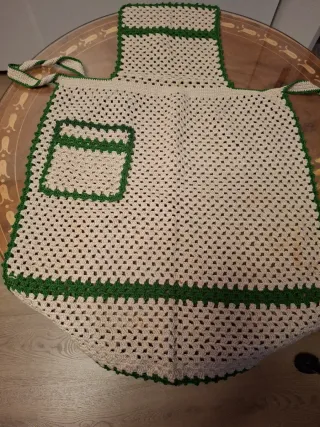 Delantal crochet con bolsillo verde