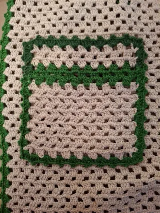 Delantal crochet con bolsillo verde