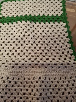 Delantal crochet con bolsillo verde