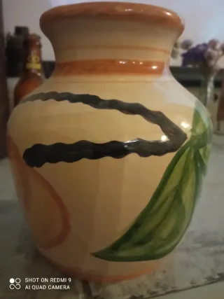 Florero de cerámica pintado a mano