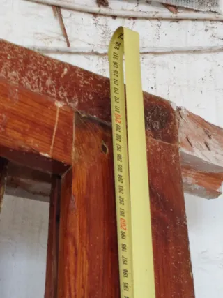 Alacena antigua de madera y cristal