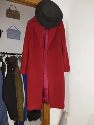 Elegante abrigo de paño rojo largo