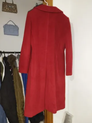 Elegante abrigo de paño rojo largo