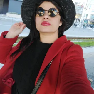 Elegante abrigo de paño rojo largo