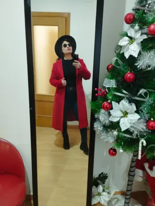 Elegante abrigo de paño rojo largo