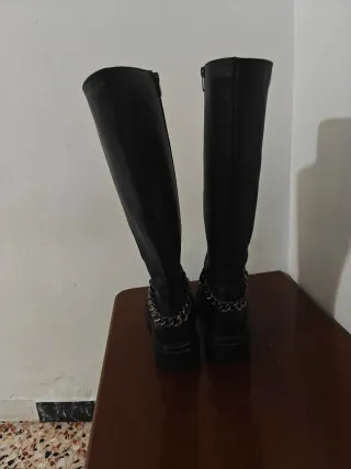 Botas altas de piel INUOVO con cadena – Talla 37