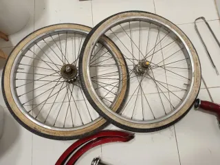 Lote GAC: Cuadro, Ruedas y Piezas Bici 20