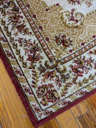 Alfombra clásica beige y roja