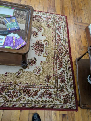 Alfombra clásica beige y roja