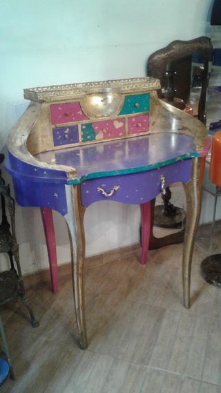 Mobiletto eclettico multicolore con foglia oro