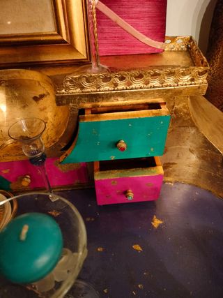 Mobiletto eclettico multicolore con foglia oro