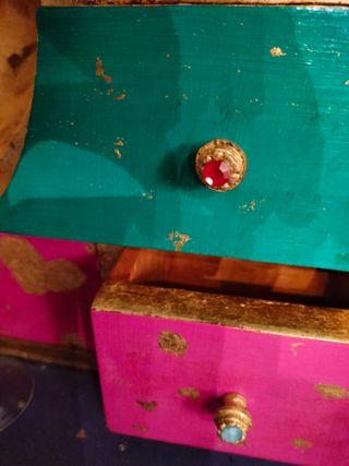 Mobiletto eclettico multicolore con foglia oro