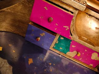 Mobiletto eclettico multicolore con foglia oro