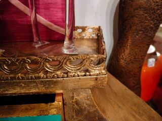 Mobiletto eclettico multicolore con foglia oro