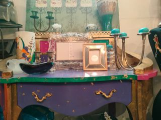 Mobiletto eclettico multicolore con foglia oro