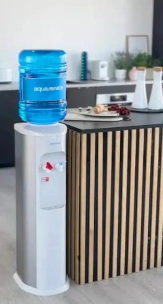 Dispensador de agua + garrafa regalo