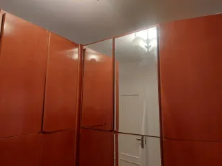 Armario esquinero de madera maciza