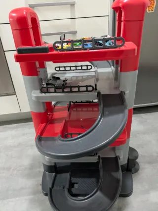 Parking de juguete con coches y ascensor