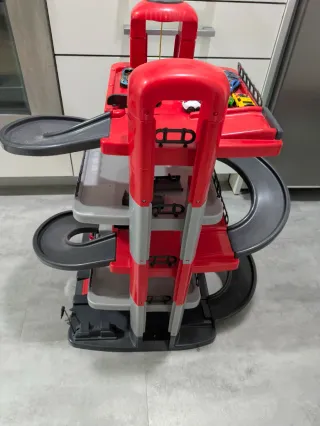 Parking de juguete con coches y ascensor