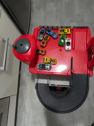 Parking de juguete con coches y ascensor