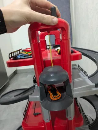 Parking de juguete con coches y ascensor