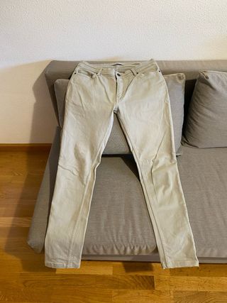 Pantalón Mango, color gris claro. Talla 38