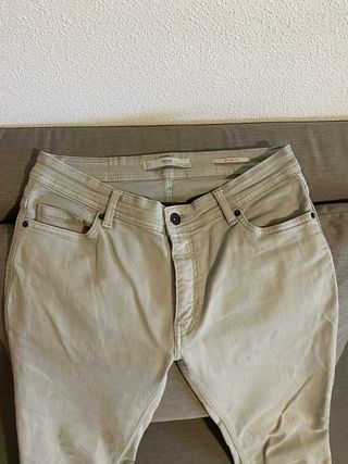 Pantalón Mango, color gris claro. Talla 38