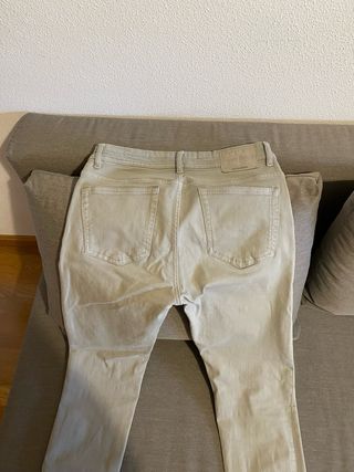 Pantalón Mango, color gris claro. Talla 38