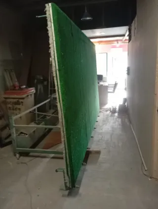 Mesa de cristalero basculante manual con ruedas.